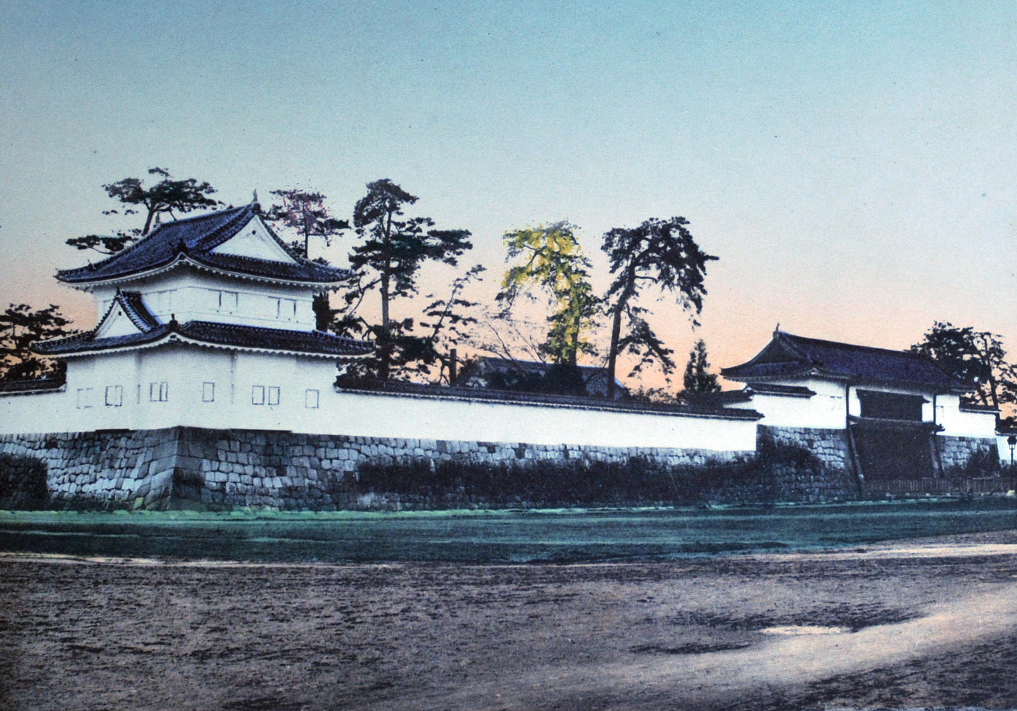 作者不明「二条城、京都」1890年代、手彩色、鶏卵紙 ©Guimet National Museum of Asian Arts
