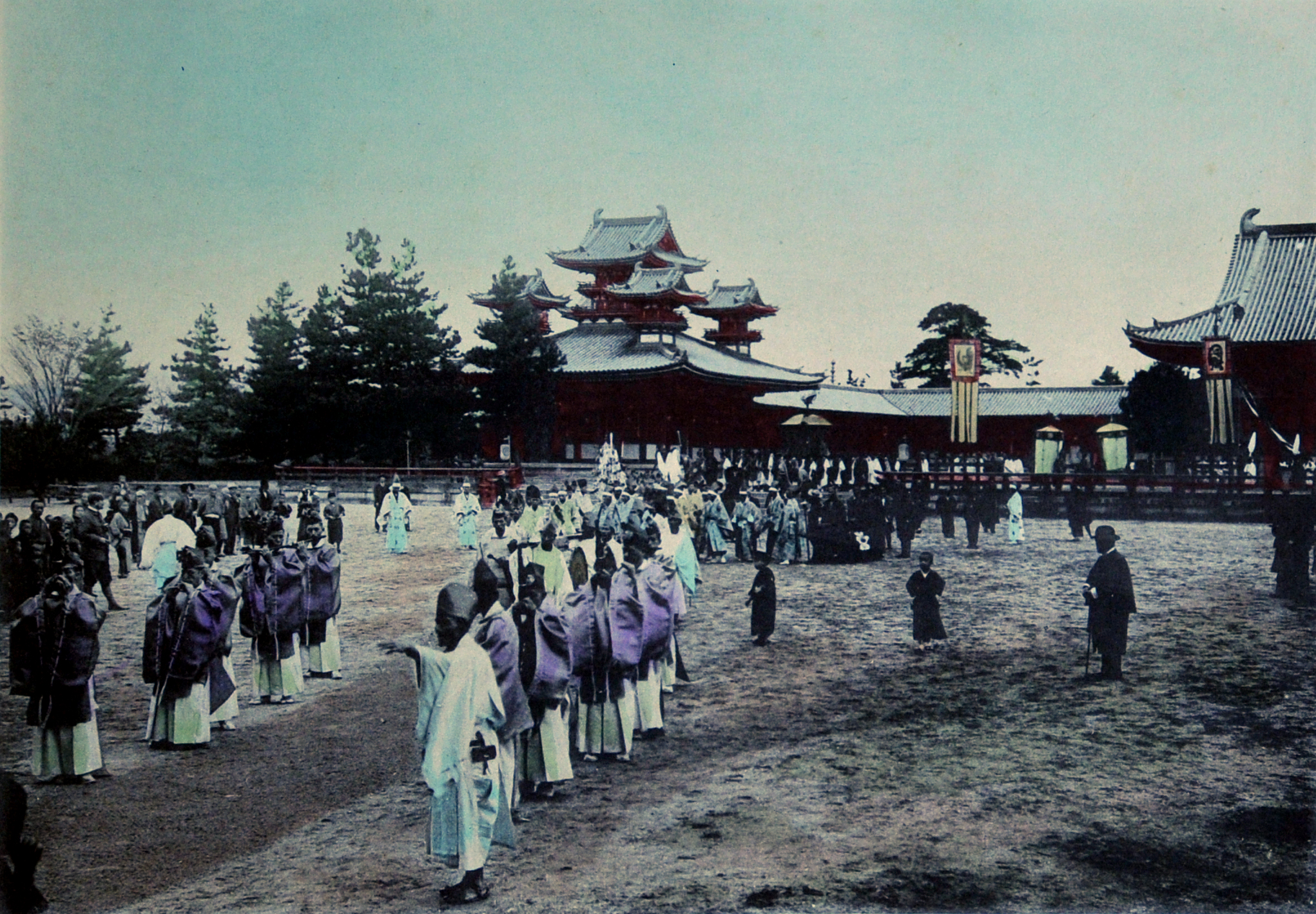 玉村康三郎「時代祭の行進 平安神宮 大極殿近辺」京都 1900年頃 手彩色 ©Guimet National Museum of Asian Arts