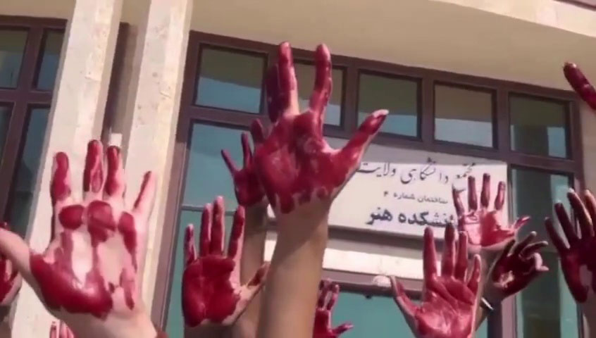 ソハナクにあるアザド大学芸術学部の学生たちが、政権による殺人に対する怒りを示すパフォーマンスを行う。テヘラン、2022年10月10日。匿名の撮影者。
