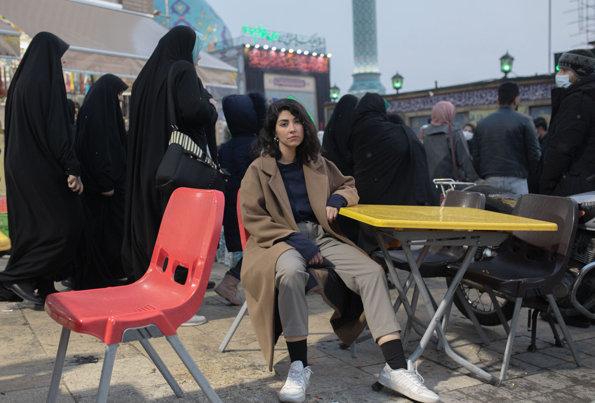 テヘランのケシャヴァルズ大通りにあるモスクの前の若い女性。抗議行動が始まってからのイランの女性の勇気を象徴するこの写真は世界報道写真賞を受賞した。2022年12月27日撮影。撮影者Ahmadreza Halabisaz。