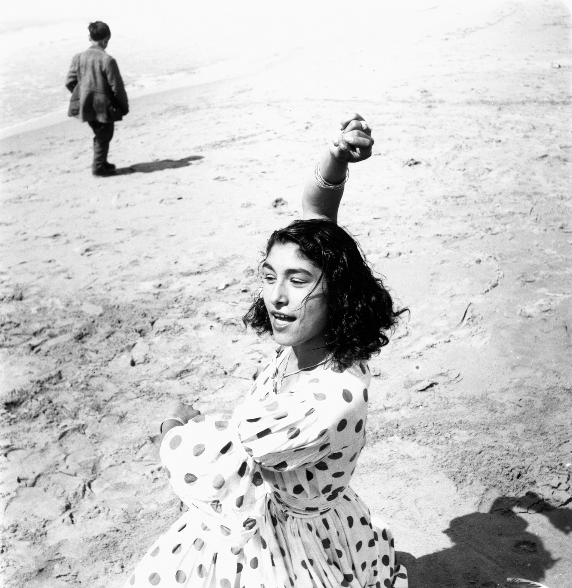 <span class="u-italic400">Draga in Polka Dot Dress, Saintes Maries de la Mer</span> 1957
© Atelier Lucien Clergue