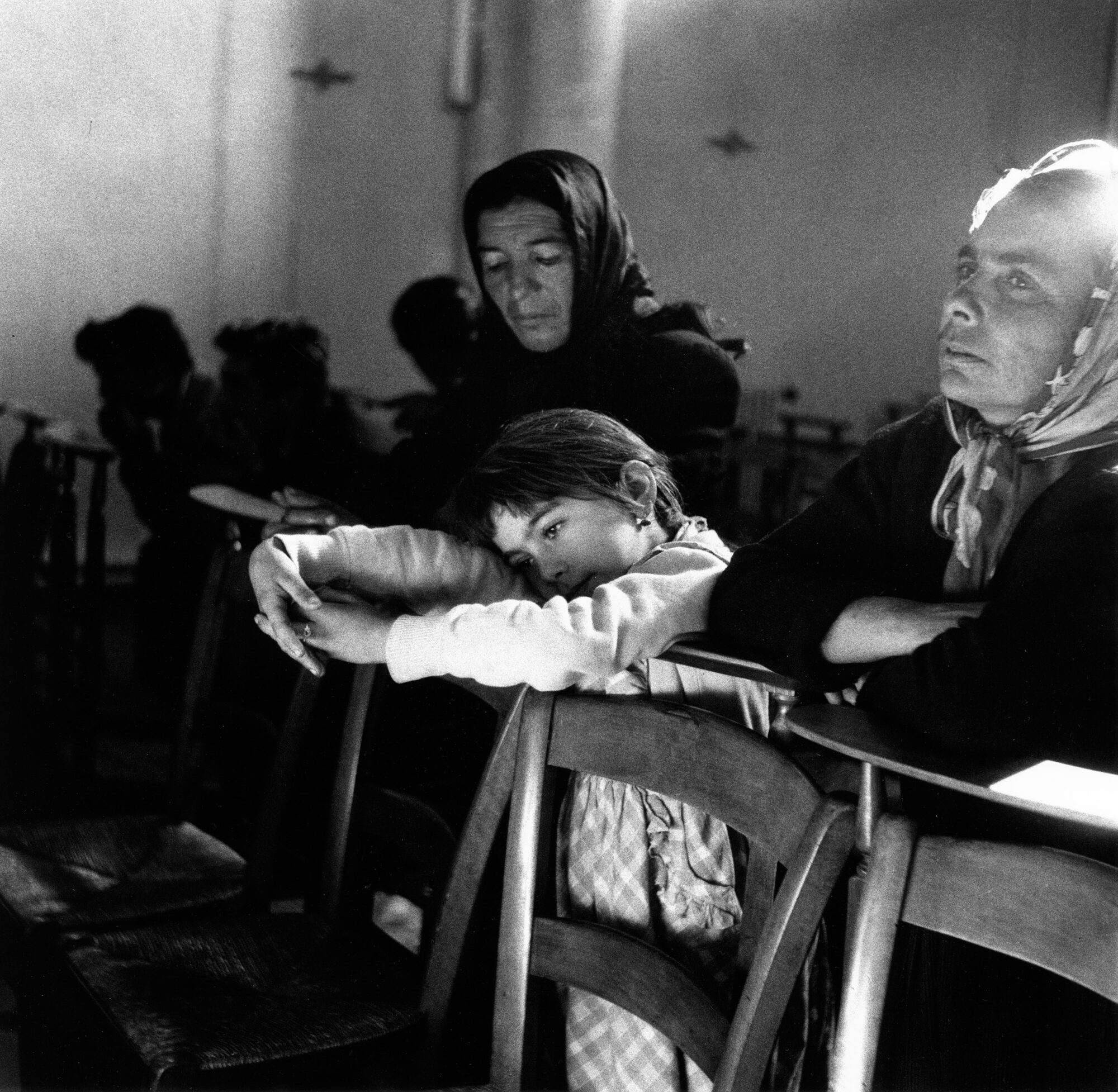 <span class="u-italic400">Little gypsy girl in the Chapel, Cannet</span> 1958
© Atelier Lucien Clergue